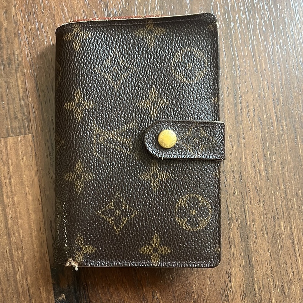 LV KISSLOCK WALLET
